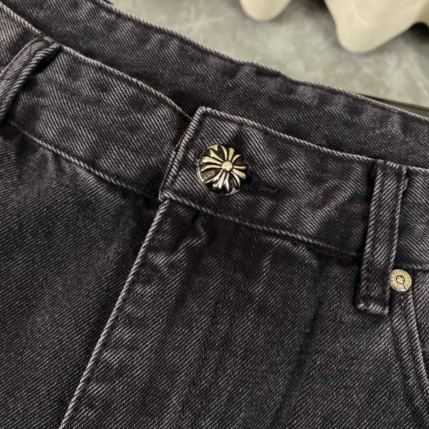 🅿️240 Correct version Chroe Hets CH black pink leather jeans, counter price 4W level, patchwork cross pattern embellishment, women's high-waisted washed jeans! ! Absolutely high-end luxury products, 1.9W level god-level single products, super popular products, built with top heavy industry, a magic weapon that cannot be missed [About Zangyin] This is an extremely luxurious fashion brand that can also be called the aristocrats of the high street. It has always been an exclusive brand for some hipsters or rich second generations. Compared with ordinary high streets, it is more luxurious and noble. Compared with luxury brands, it has a more fashionable personality and has always been a brand that I have a special liking for. A6632 [Top heavy industry fashionable design] Consistently high-street luxury style creation. Speaking of this style, the Zangyin family and GU family are definitely the leading representative brands. Especially the Zangyin family has really achieved a state-of-the-art effect in creating high-street style. The color system of this model is made of unique washed materials. It is already quite eye-catching. It is decorated with pink patchwork cross flowers, which cleverly highlights the charm of the brand. Secondly, this model uses classic The classic high-waist cutting design highlights the long legs and the fashionable temperament of the upper body. The brand is highly recognizable and the slim fit configuration is more suitable for daily wear. This product is a product that interprets personality, fashion, and specifications at a glance. This single product is enough to make any fan excited. It can be a white T-shirt for youthful preppy style, or a tight sling for royal lady style. It has strong matching ability and can be easily controlled by men.  [Material and craftsmanship] Needless to say, this point goes without saying. As an excellent craftsman brand, Zangyin has really perfect requirements for details and craftsmanship. The washed color of this model has gone through so many processes, not to mention the embellishment of the denim appliqués. It is also purely handmade and sewn. Just like what they believe in, only handmade things have soul and have the meaning of wear. A top-notch heavy-duty fashionable denim item, I look forward to your perfect interpretation! ! 28-34 corresponds to S-XL